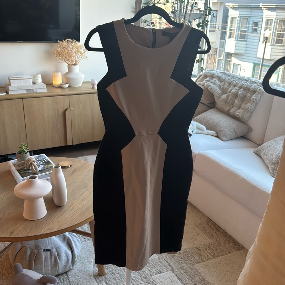 BCBGMAXAZRIA DRESS SIZE 2new with tags but the tag is damaged